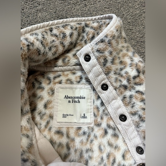 Abercrombie & Fitch Asymmetrical Snap-Up Leopard Print Fleece Size S - Picture 2 of 5